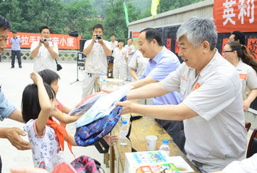 2012年5月29日，英利集团到易县冯家庄村慰问